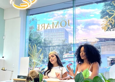 Clientes disfrutando en Jomare Nail Spa-Providencia, Guadalajara, Jalisco, MX con gran ventanal al fondo.