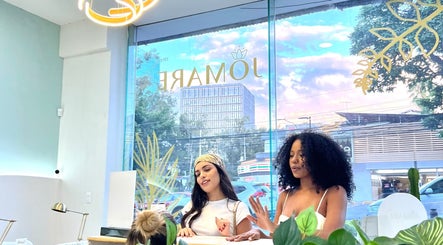 Clientes disfrutando en Jomare Nail Spa-Providencia, Guadalajara, Jalisco, MX con gran ventanal al fondo.