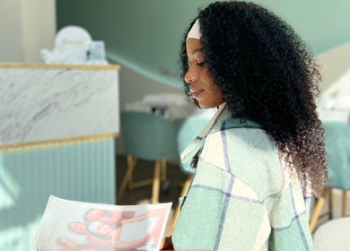 Mujer disfrutando en Jomare Nail Spa-Providencia en Guadalajara, Jalisco, MX, con decoración elegante.