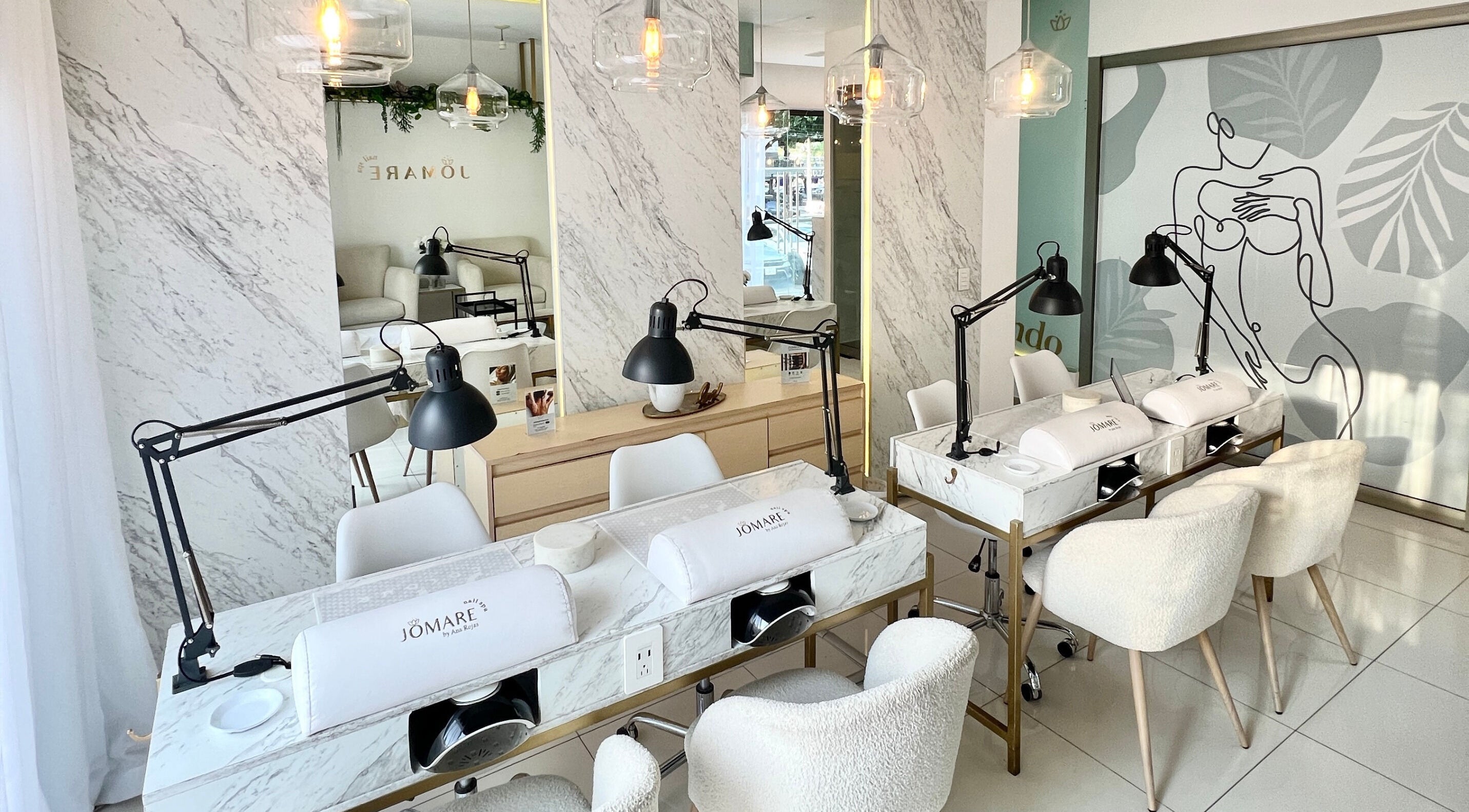 Interior elegante de Nail Spa Jomare en Zapopan, Jalisco, MX, mostrando estaciones de manicura modernas.