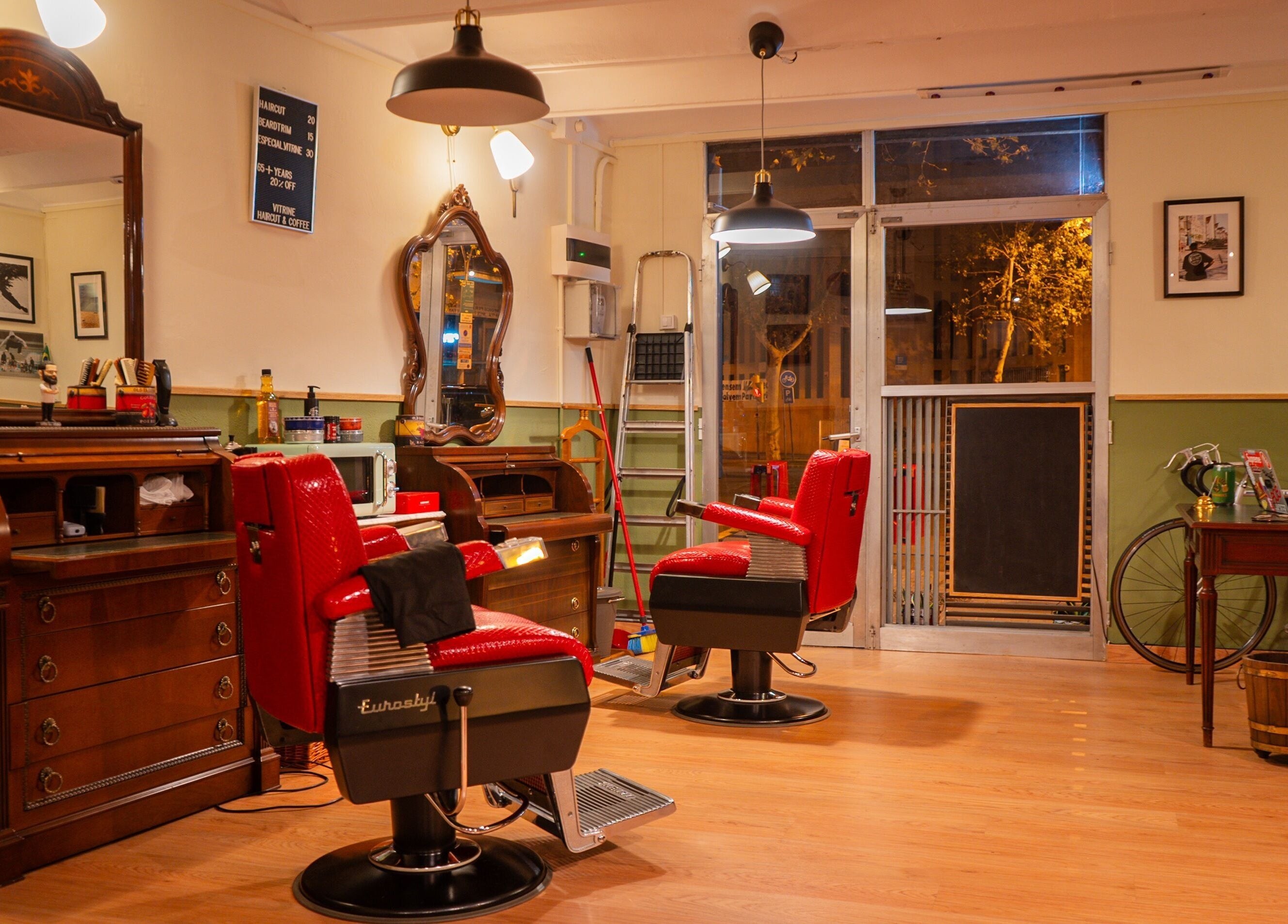 Interior clásico de Vitrine Tradicional Barber en Barcelona, Catalunya, ES, reflejando elegancia y estilo retro.