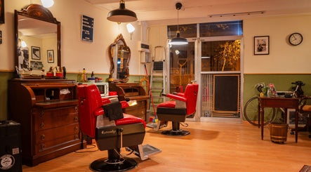 Interior clásico de Vitrine Tradicional Barber en Barcelona, Catalunya, ES, reflejando elegancia y estilo retro.
