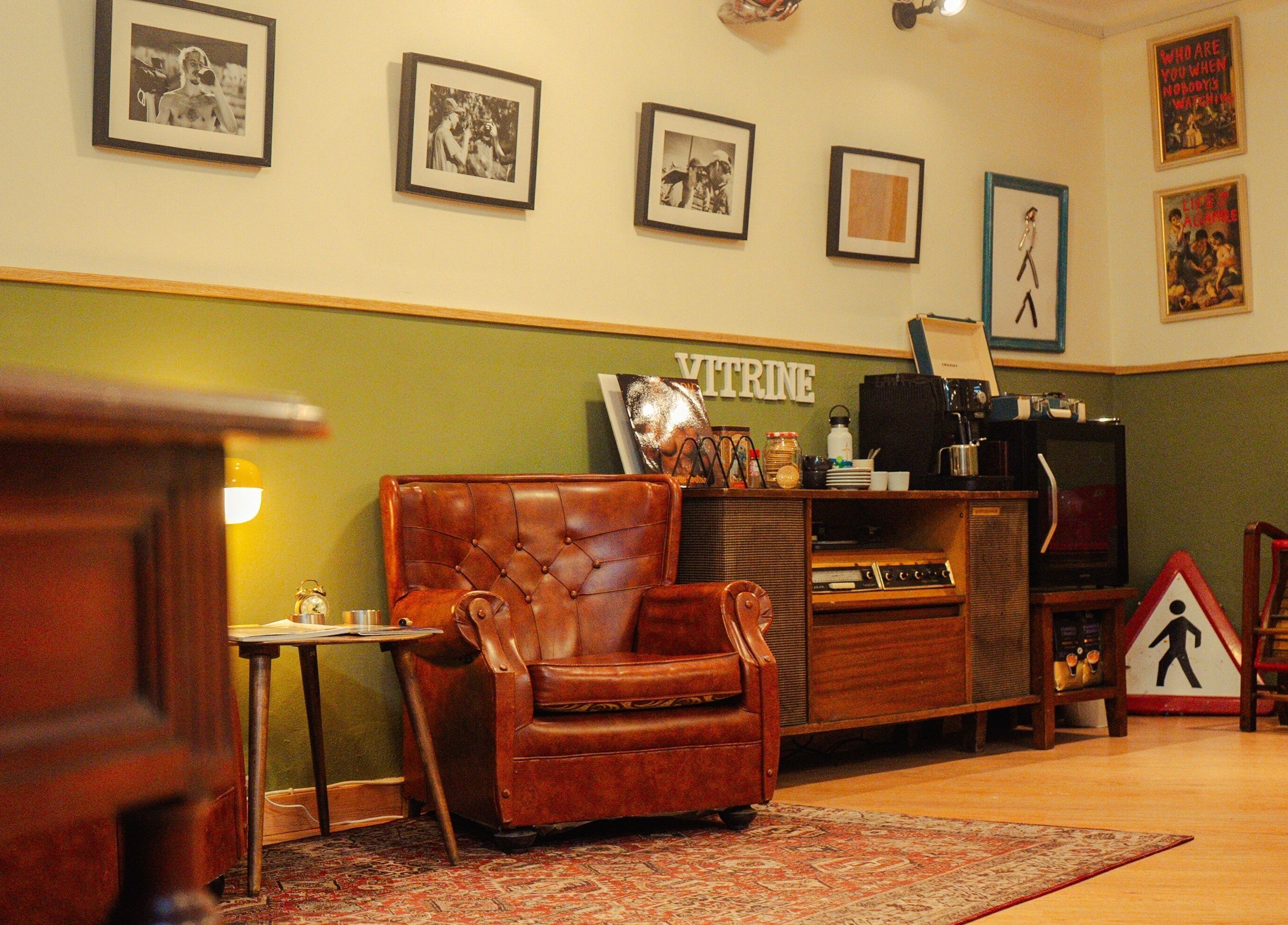 Interior acogedor en Vitrine Tradicional Barber, Barcelona, Catalunya, ES, con decoración vintage.