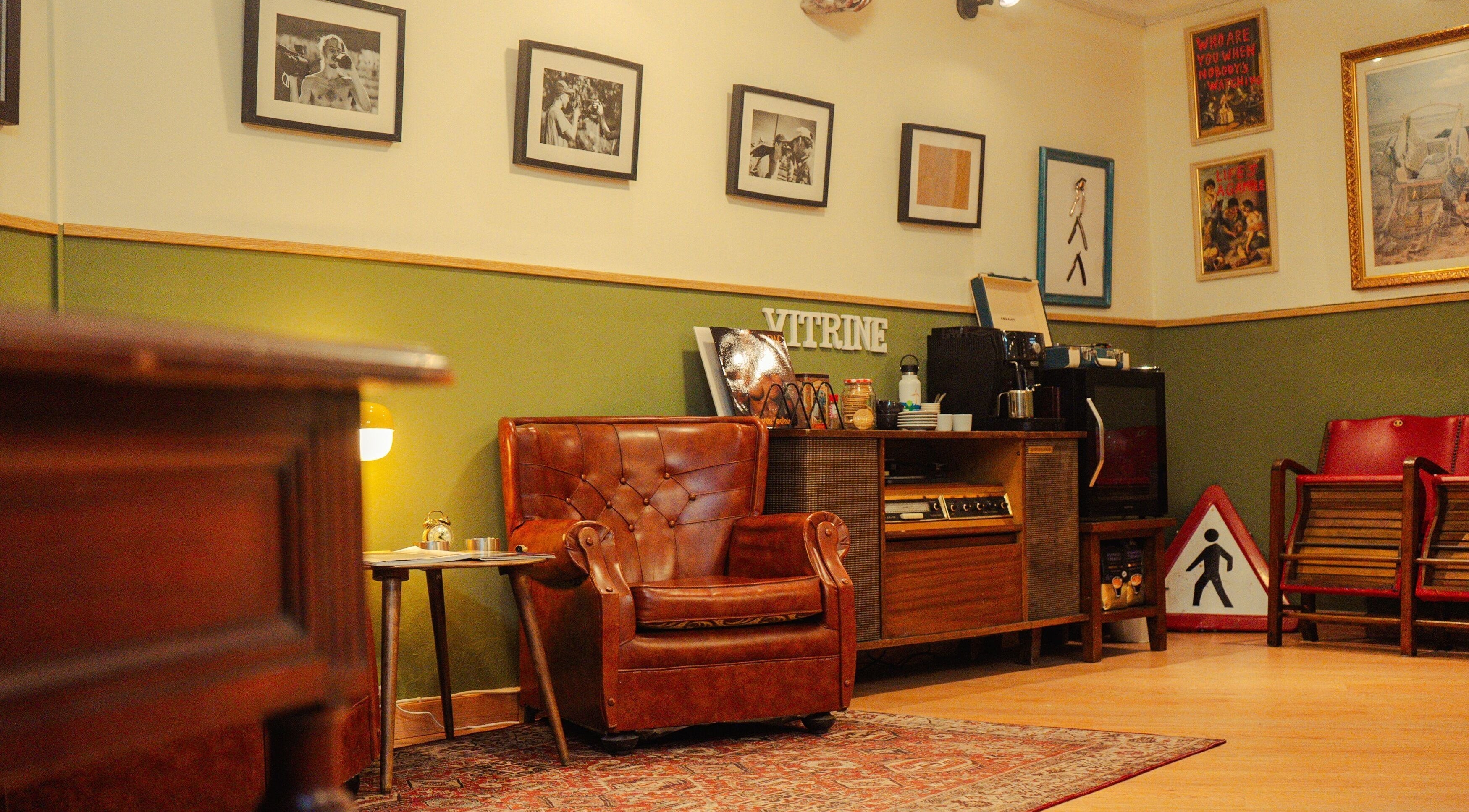 Interior acogedor en Vitrine Tradicional Barber, Barcelona, Catalunya, ES, con decoración vintage.