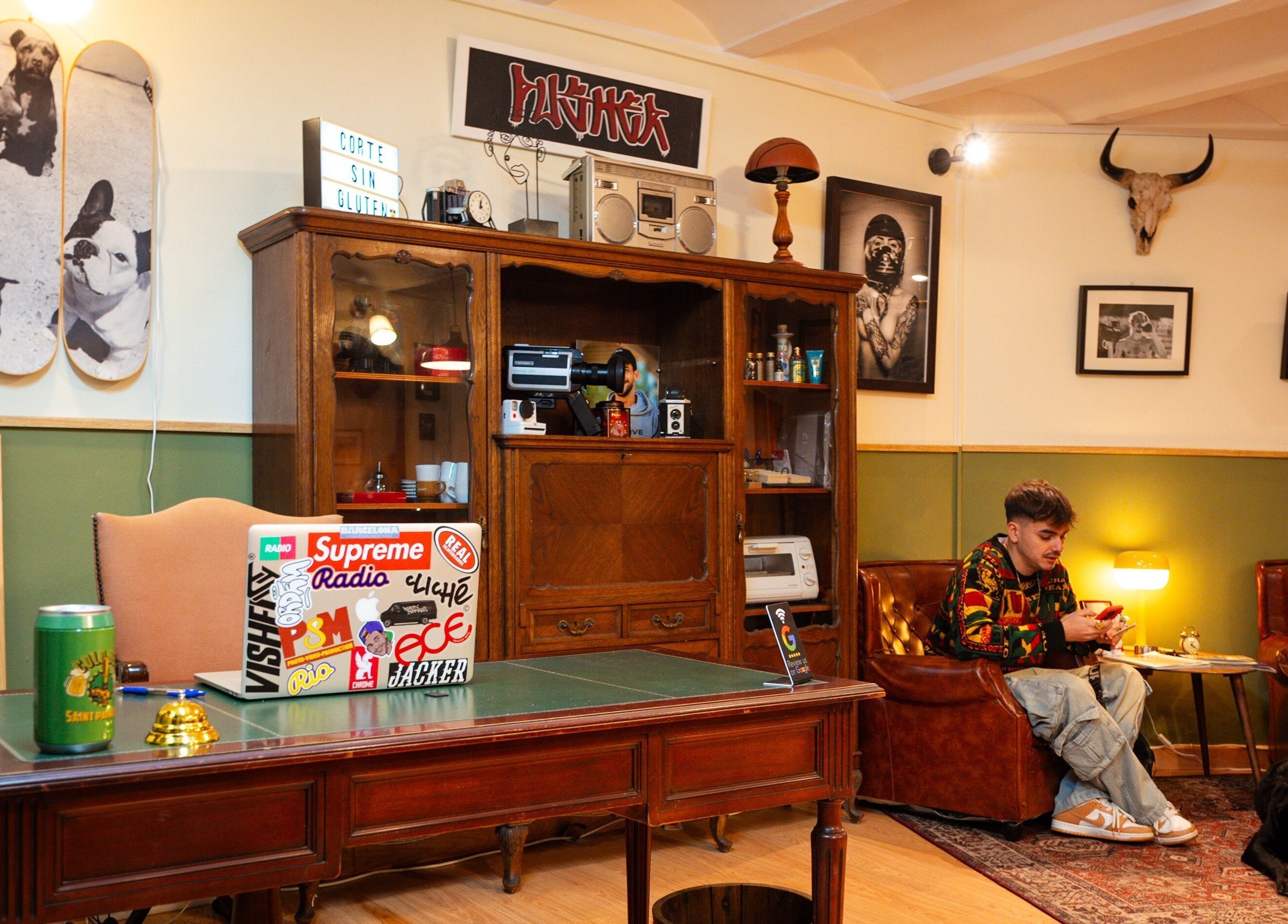 Vitrine Tradicional Barber en Barcelona, Catalunya, ES con estilo retro, sofás de cuero y decoración única.