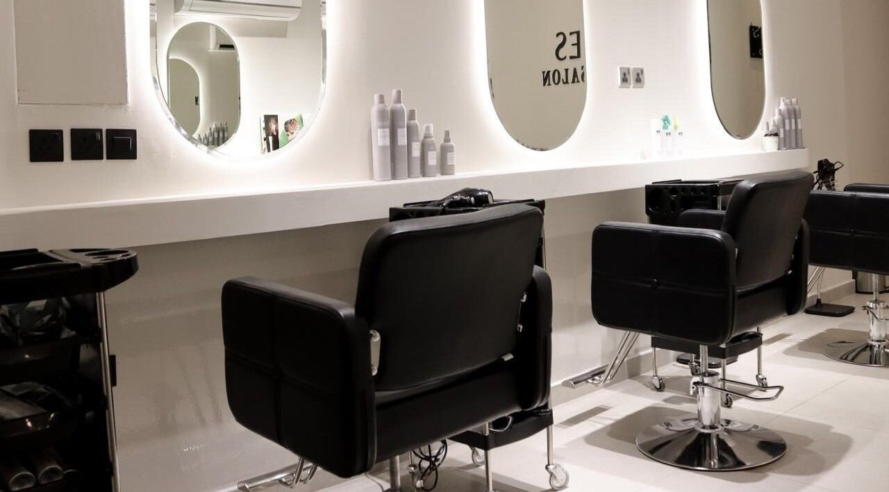 صالون حديث في Hair Shades في الرياض، منطقة الرياض، يقدم أجواءً أنيقة ومريحة للعناية بالشعر.