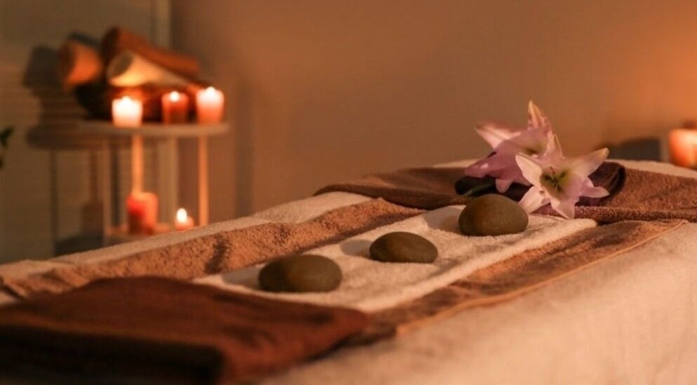 Table de massage avec pierres chaudes à Le Rituel Masculin, Domloup, Bretagne, FR.