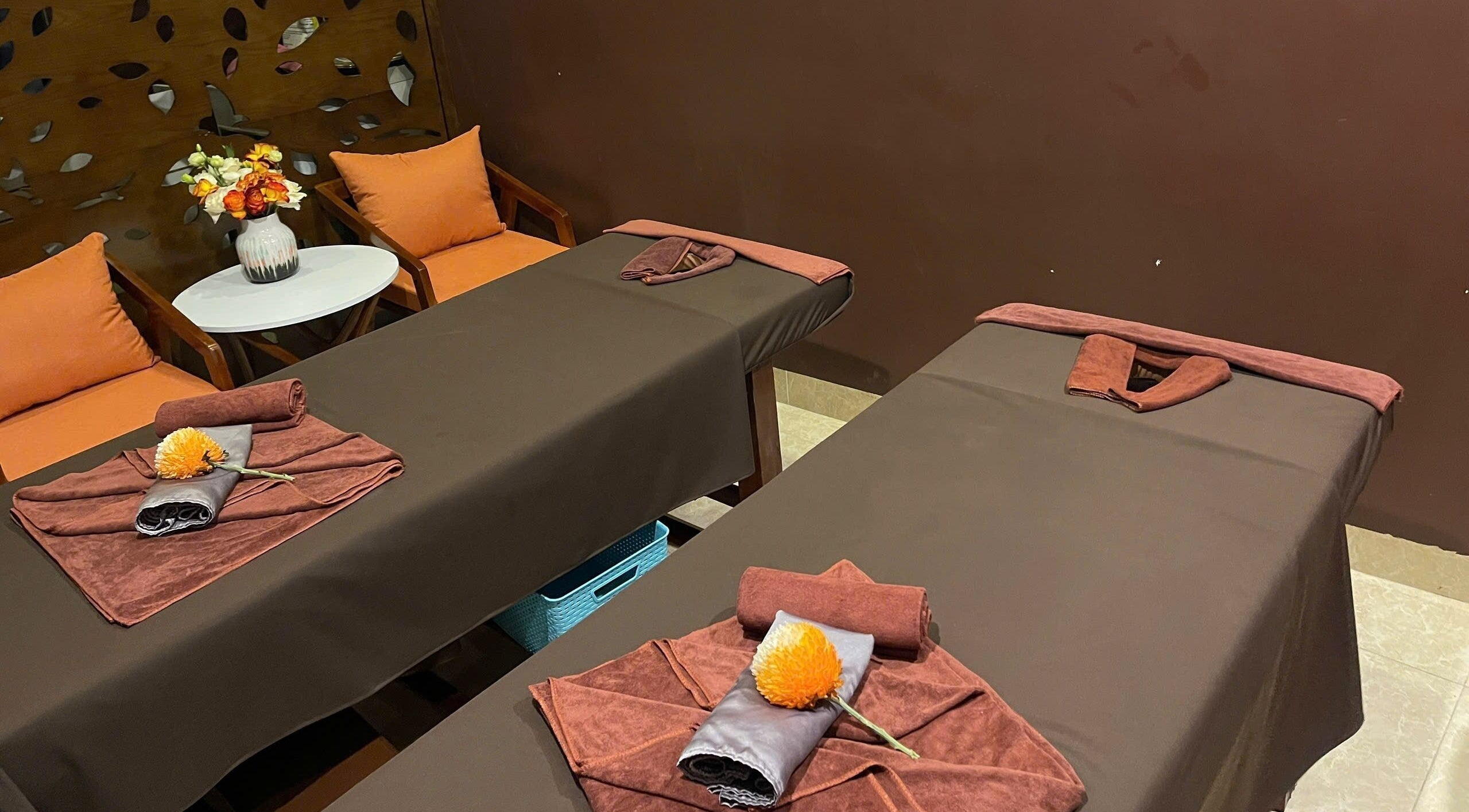 Cozy spa room at Rosie's Magical Spa in Hà Nội, VN with two massage tables and floral decor.