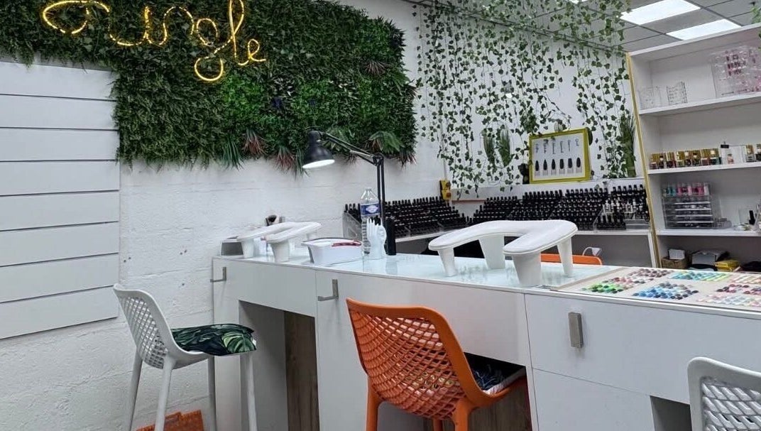 Salon moderne chez Nails Attitude à Ormesson-sur-Marne, Île-de-France, FR avec décorations végétales.