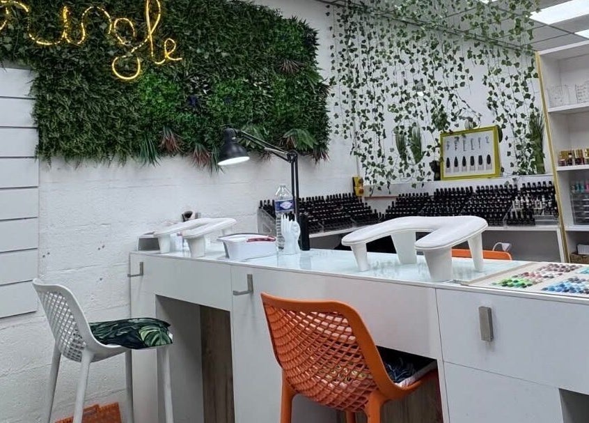 Salon moderne chez Nails Attitude à Ormesson-sur-Marne, Île-de-France, FR avec décorations végétales.