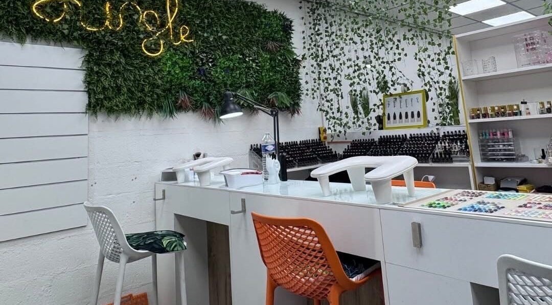 Salon moderne chez Nails Attitude à Ormesson-sur-Marne, Île-de-France, FR avec décorations végétales.