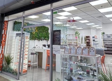 Façade élégante de Nails Attitude à Ormesson-sur-marne, Île-de-france, FR, présentant des équipements modernes.