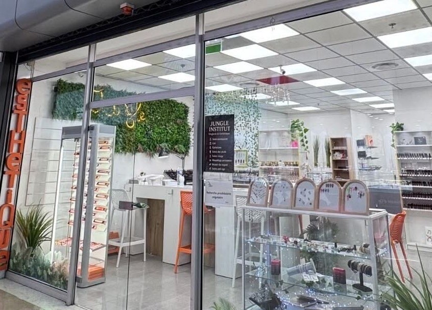 Façade élégante de Nails Attitude à Ormesson-sur-marne, Île-de-france, FR, présentant des équipements modernes.