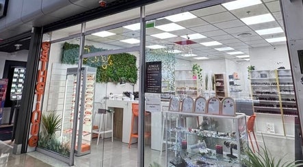 Façade élégante de Nails Attitude à Ormesson-sur-marne, Île-de-france, FR, présentant des équipements modernes.