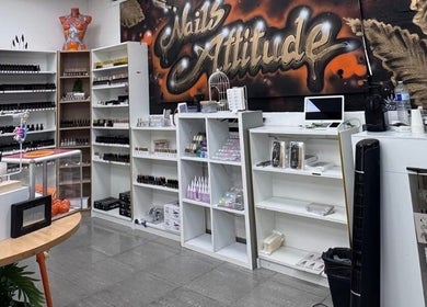 Intérieur moderne de Nails Attitude à Ormesson-sur-marne, Île-de-France, FR, avec étagères remplies de produits.