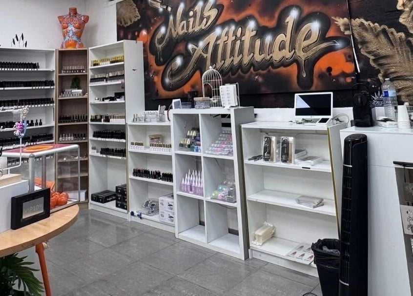 Intérieur moderne de Nails Attitude à Ormesson-sur-marne, Île-de-France, FR, avec étagères remplies de produits.