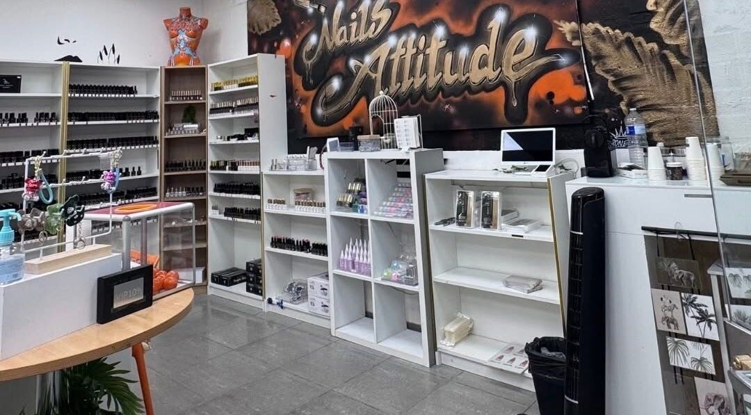 Intérieur moderne de Nails Attitude à Ormesson-sur-marne, Île-de-France, FR, avec étagères remplies de produits.