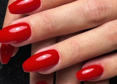 Manucure rouge vif chez Nails Attitude, Ormesson-sur-marne, Île-de-france, FR.