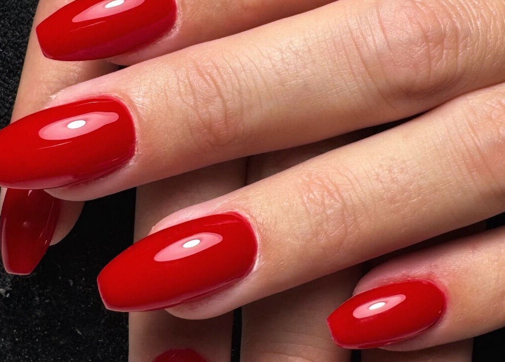 Manucure rouge vif chez Nails Attitude, Ormesson-sur-marne, Île-de-france, FR.