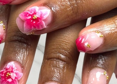 Ongles artistiques avec design floral à Nails Attitude, Ormesson-sur-Marne, Île-de-France, FR.