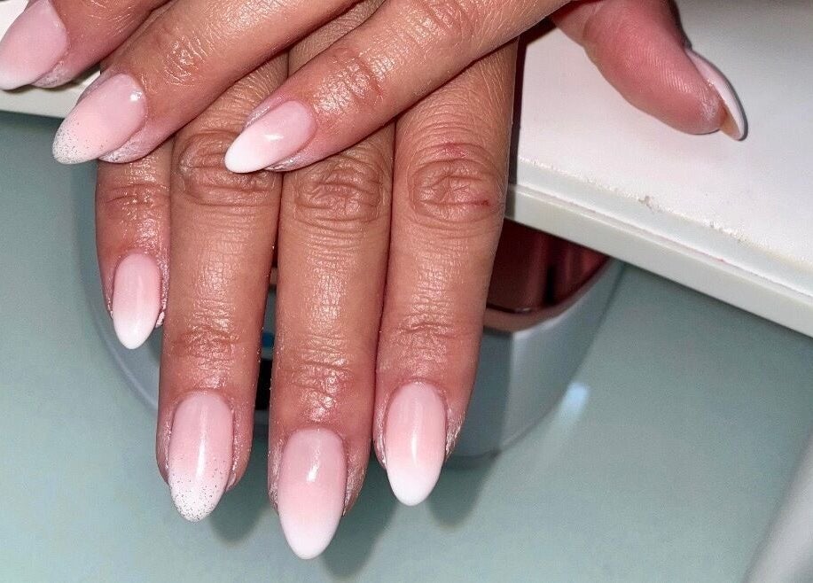 Manucure élégante gel rosé à Nails Attitude, Ormesson-sur-marne, Île-de-france, FR.