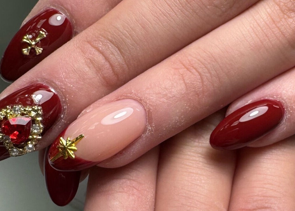 Manucure éclatante avec rubis à Nails Attitude, Ormesson-sur-marne, Île-de-france, FR.