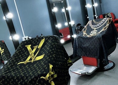 Interior elegante de CAMILO BVRBER en Puerto Montt, Los Lagos, CL con sillas de barbería de estilo lujoso.