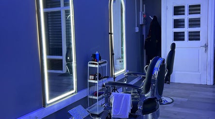 Interior moderno de CAMILO BVRBER en Puerto Montt, Los Lagos, CL con sillas y espejos iluminados.