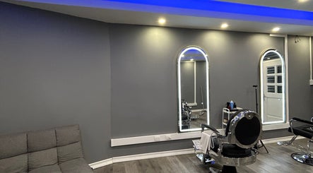 Moderno interior de CAMILO BVRBER en Puerto Montt, Los Lagos, CL con espejos y sillas de diseño.