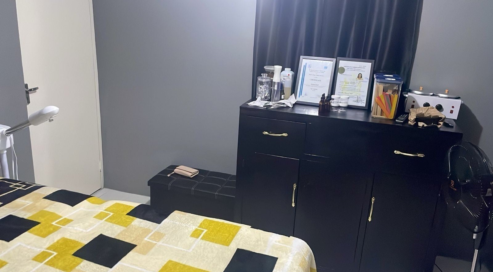 Calm beauty room at Appealinglooksbynessi_ann, Kingston, St. Andrew Parish, JM featuring a well-organized interior.