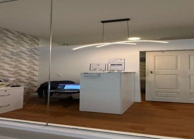 Recepción moderna en Drenarte, Panamá, Provincia De Panamá, PA, con decoración sutil y luminosa.