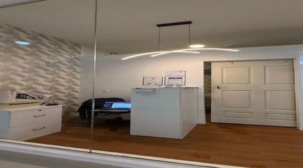 Recepción moderna en Drenarte, Panamá, Provincia De Panamá, PA, con decoración sutil y luminosa.