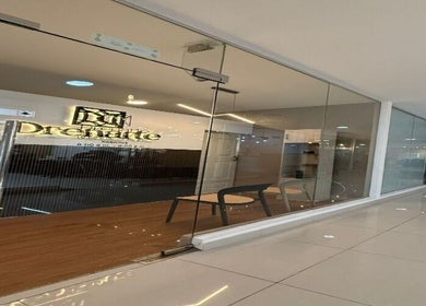Entrada de Drenarte en Panamá, Provincia De Panamá, PA, mostrando interior moderno con puerta de cristal.