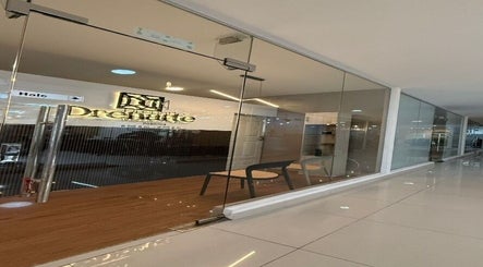 Entrada de Drenarte en Panamá, Provincia De Panamá, PA, mostrando interior moderno con puerta de cristal.