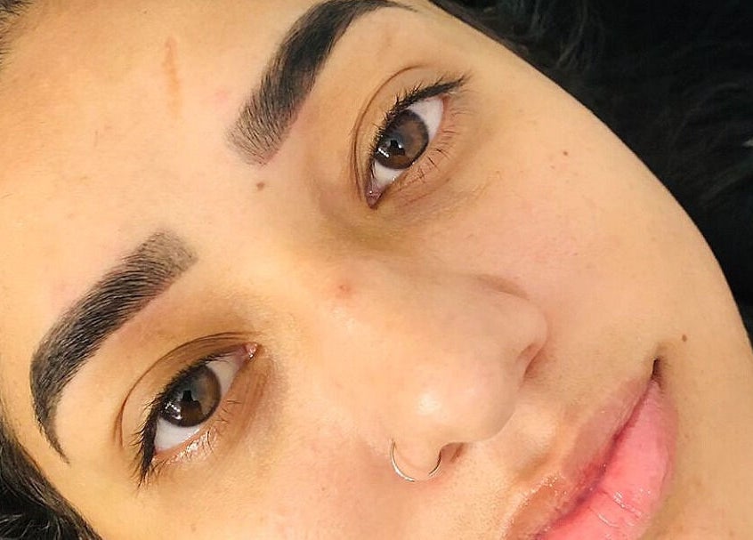 Mulher com sobrancelhas perfeitamente definidas no Espaço Giovanna, São Paulo, São Paulo, BR.