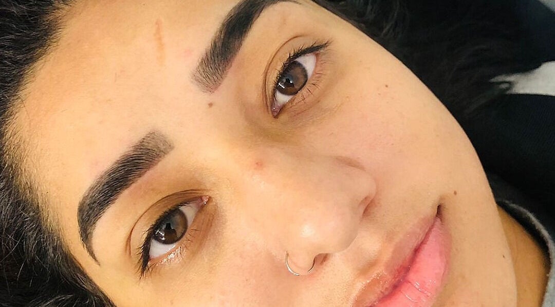 Mulher com sobrancelhas perfeitamente definidas no Espaço Giovanna, São Paulo, São Paulo, BR.