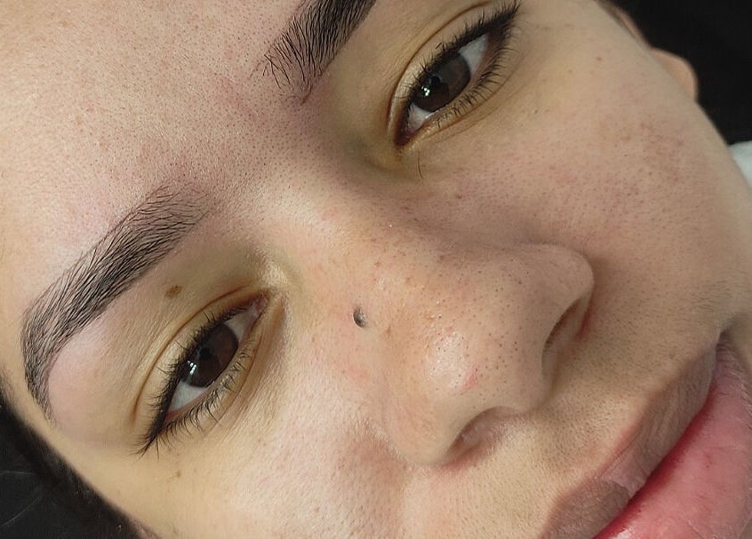 Tratamento facial no Espaço Giovanna em São Paulo, São Paulo, BR, destacando cuidados com sobrancelhas.