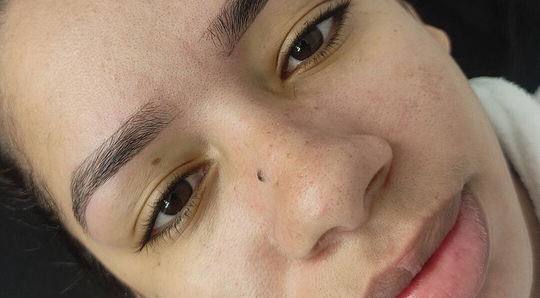 Tratamento facial no Espaço Giovanna em São Paulo, São Paulo, BR, destacando cuidados com sobrancelhas.