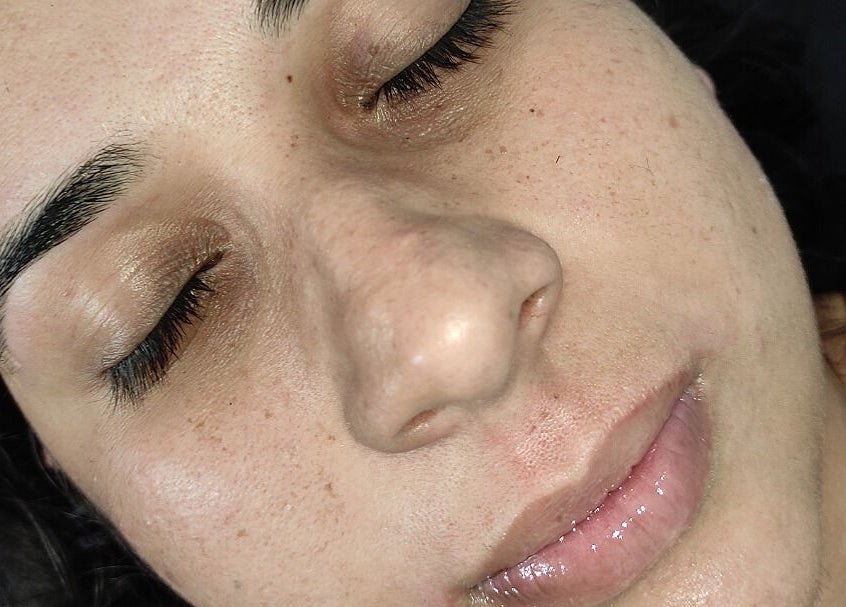 Tratamento facial no Espaço Giovanna, São Paulo, São Paulo, BR, destacando sobrancelhas e pele suave.