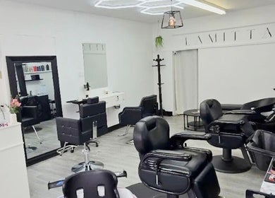 Intérieur lumineux de Lamitta - Salon de Coiffure et Barbier à Montréal, Québec, CA, avec chaises et miroirs.