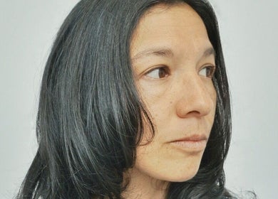 Femme aux cheveux noirs élégants chez Lamitta - Salon de Coiffure et Barbier, Montréal, Québec, CA.