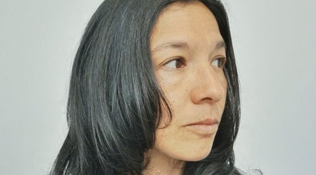 Femme aux cheveux noirs élégants chez Lamitta - Salon de Coiffure et Barbier, Montréal, Québec, CA.