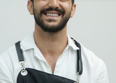 Styliste souriant à Lamitta - Salon de Coiffure et Barbier, Montréal, Québec, CA.