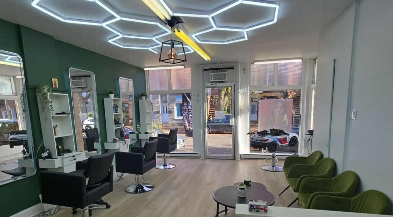 Intérieur moderne de Lamitta - Salon de Coiffure et Barbier à Montréal, Québec, CA, avec fauteuils élégants.
