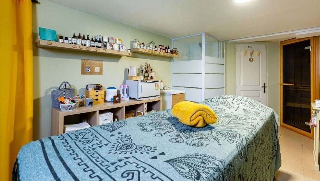 Salle de soins élégante à La beauté d'une plume, Darnétal, Normandie, FR, avec table de massage et décor apaisant.