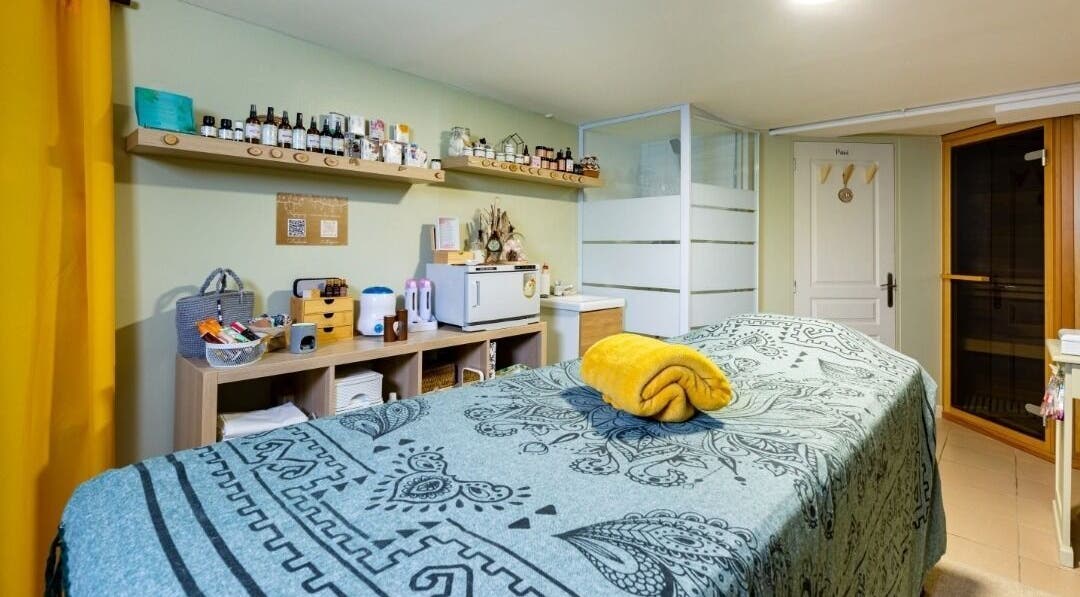 Salle de soins élégante à La beauté d'une plume, Darnétal, Normandie, FR, avec table de massage et décor apaisant.