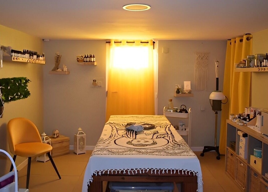 Salle de soins apaisante à La beauté d'une plume, Darnétal, Normandie, FR, avec lumière naturelle douce.