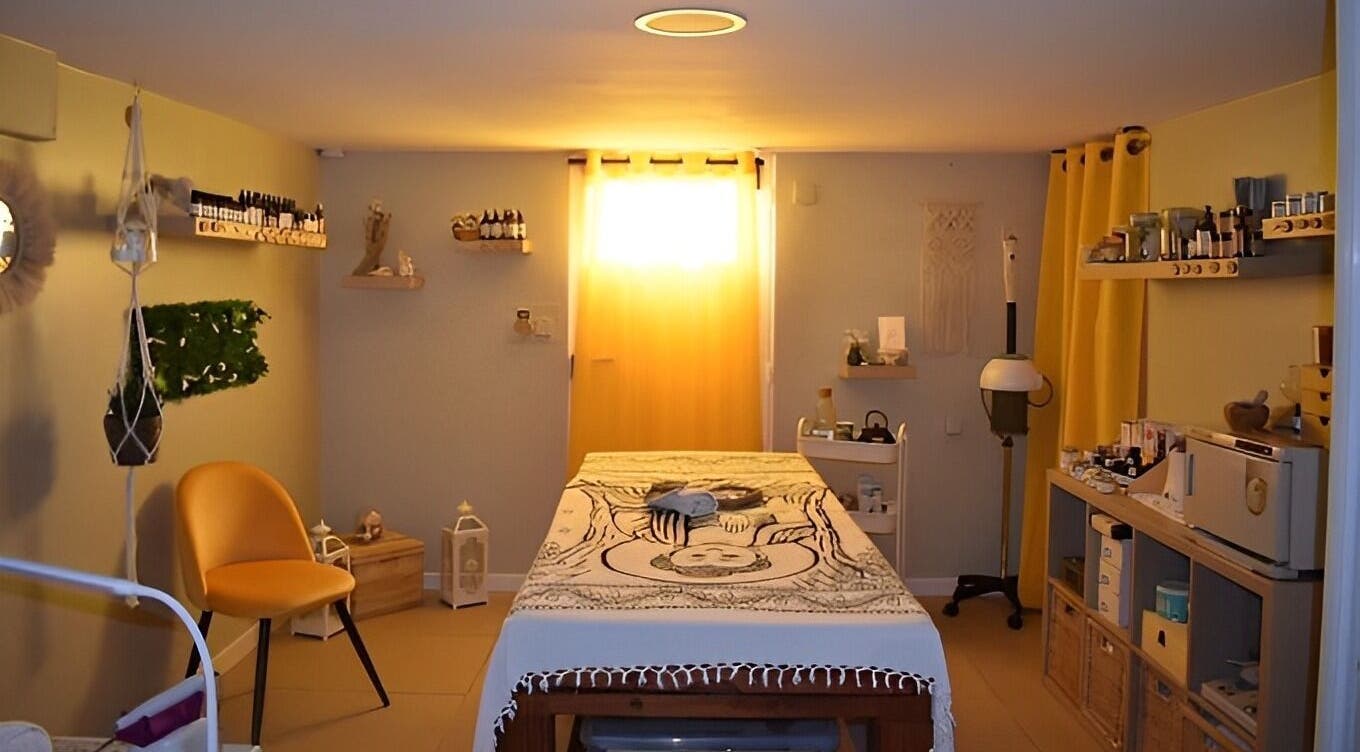 Salle de soins apaisante à La beauté d'une plume, Darnétal, Normandie, FR, avec lumière naturelle douce.