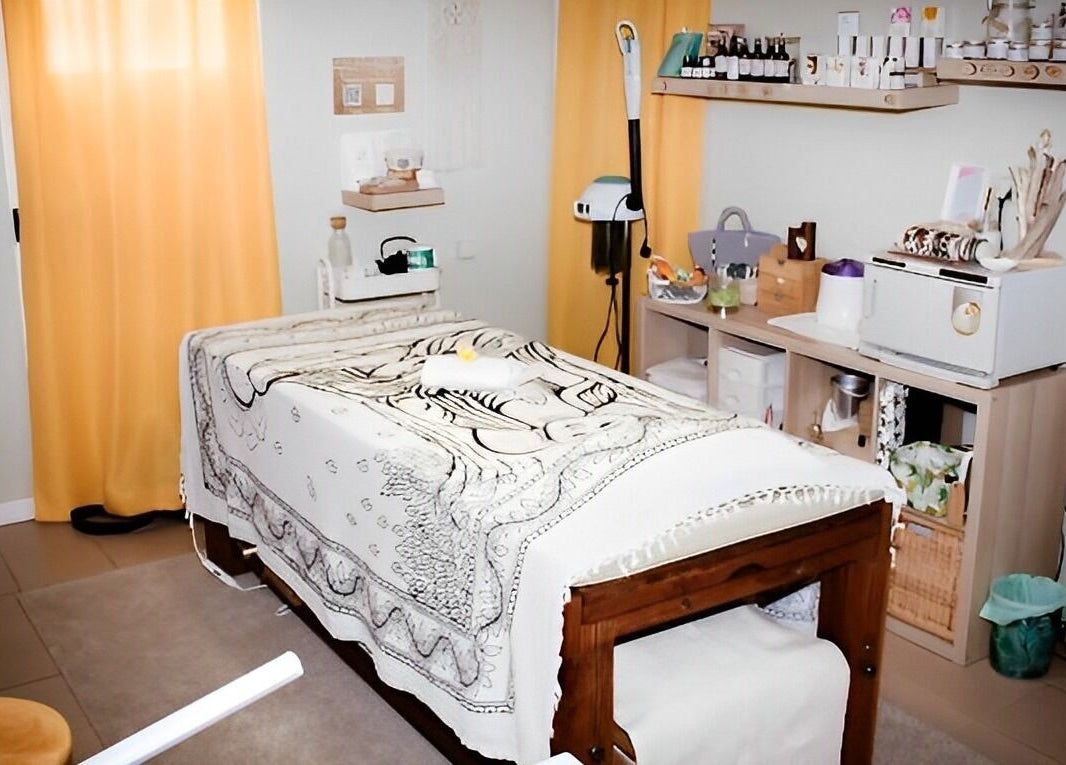 Salle de soin apaisante à La beauté d'une plume, Darnétal, Normandie, FR. Décor chaleureux et accueillant.