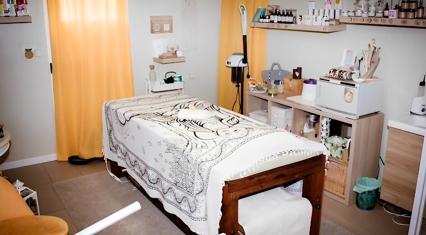 Salle de soin apaisante à La beauté d'une plume, Darnétal, Normandie, FR. Décor chaleureux et accueillant.